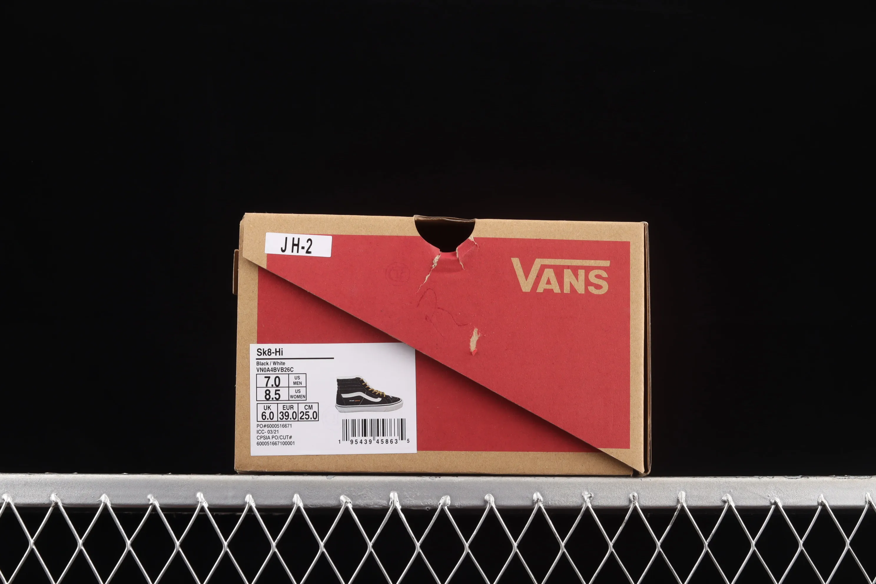 All categories Vans Vans series Vans Hi Vans high-top plus velvet Vans Sk8-Hi Classics joint model Vans high-top casual sneakers VN0A4BVB26C